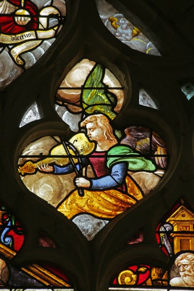 Vetrata raffigurante Angelo musicista con viola, XVI-XX secolo da French School
